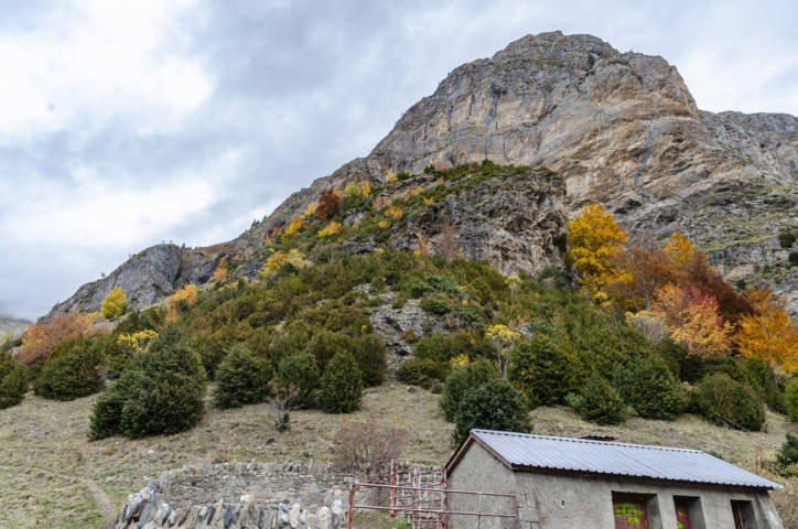 Huesca - valle de Ordiso 01 - refugio de pastores - Vado.jpg